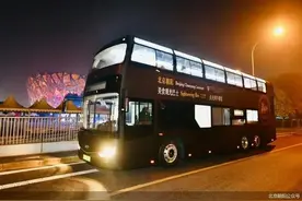 北京推出首个全景天窗美食移动巴士图片