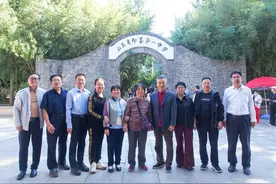 最浓不过师生情，青岛市即墨一中校友返校日师生重聚图片