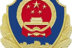 第二师公安民警为雪天受困司机送上暖心餐图片