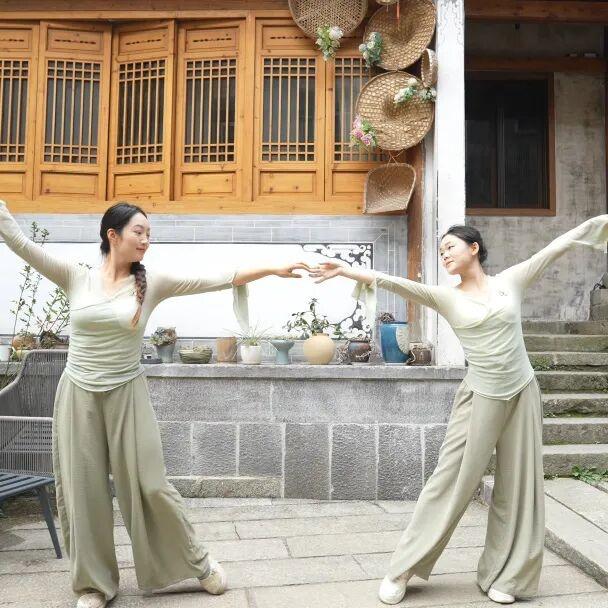 反向旅行还得看这儿！徽州大灵山全天24场好戏等你邂逅，人少戏多还免费！