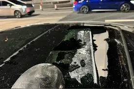 货车撞击天桥限高杆致铁质顶盖掉落砸烂小车天窗，车主：幸亏遮阳帘兜住了铁块图片