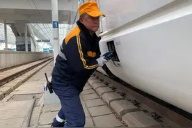 日行两三万步，上水工争分夺秒给列车“喂”水图片