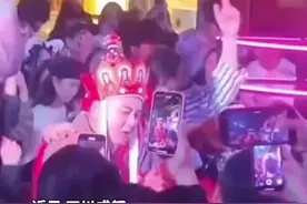 欢乐谷NPC唐僧走红，表情模仿惟妙惟肖，网友：让你模仿没让你超越图片