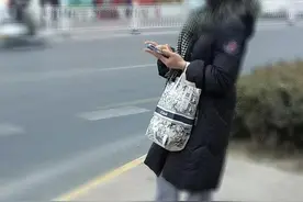 奶茶外卖袋渐成年轻人的“新宠”图片