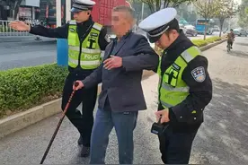 七旬老人手拄拐杖街头求助，暖心交警将其安全送回家图片