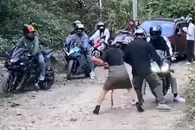 贵阳有村民拉红绳拦车收费，镇政府回应：已训诫谈话，所收75元退还图片