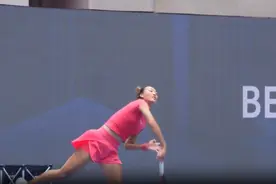 备战中网！郑钦文亮相钻石球场，进行两小时训练课图片