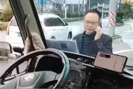 旅游客车遭当地国企领导逼停？湖南凤凰官方回应图片