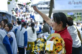 家长“花式”陪考送祝福，向日葵美好寓意成主角 | 镜相图片