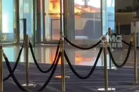 美国拉斯维加斯特朗普国际酒店门前发生汽车爆炸事件，致1死7伤图片