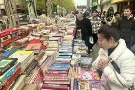 书迷旧书摊上“淘宝”图片