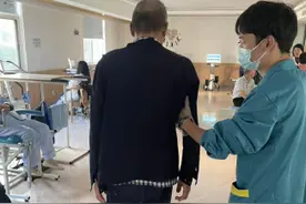 骑车摔倒致重型颅脑损伤，早期颅骨修补助力67岁老人加速康复图片