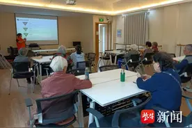 跨越“数字鸿沟”，社区开展老年人智能手机培训图片