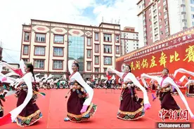 西藏昌都民间锅庄舞比赛开幕图片