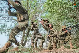 陆军基层部队提升合成训练质效见闻|步兵班班长指挥合成战斗图片