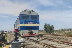 图木舒克达坂山铁路专用线实现与现有铁路线顺利接轨图片