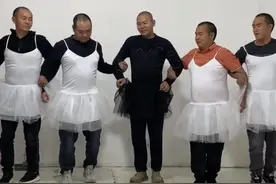 羊晚快评丨“扮丑”跳舞的爸爸，百感凄凉舐犊情图片