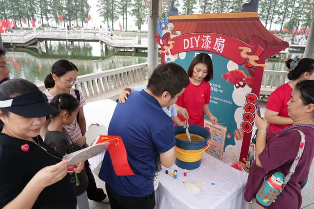 清晨升旗、湖畔红歌、楚韵游园，武汉东湖听涛景区拉满国庆仪式感