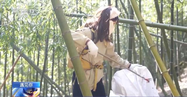 遇见你丨90后女孩坚持三年爬山捡垃圾 身披“塑料瓶铠甲”走路带风