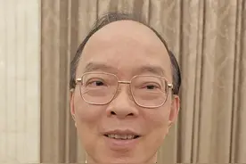 全国人大香港代表团团长马逢国：香港一位女警察报名航天员选拔，正接受训练图片