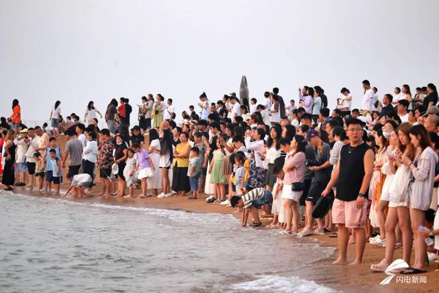 日照：人潮占领海岸线！市民游客齐聚灯塔景区