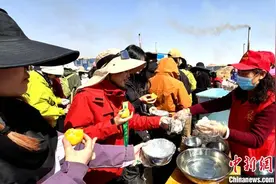 甘肃民勤“她力量”筑牢植绿治沙“后勤网”图片