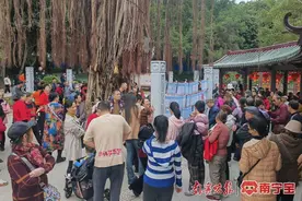 人民公园相亲角恢复开放，两天吸引5000人次到场图片