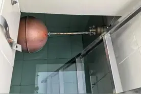 盗窃楼顶水箱1000余个备用铜球卖给废品回收站 一男子被刑拘图片