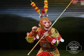 这个五一假期 “雪饼猴”忙坏了图片