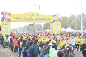 楚韵虾香奔跑潜江！中国虾谷2023潜江返湾湖湿地马拉松盛大开跑图片