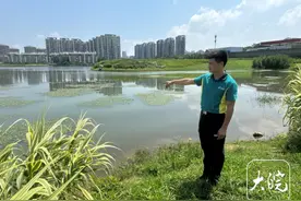 危急时刻，池州“快递小哥”冲向湖边与人合力救起落水女子图片