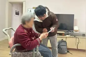 在手机上就能查养老金，这样操作很简单图片