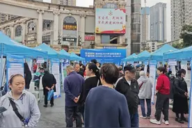 @求职者 服务行业岗位需求量大 不少岗位月薪过万图片