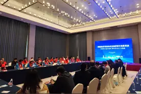 对韩国试行单方面免签政策以来，威海迎来最大规模韩国入境旅游团图片