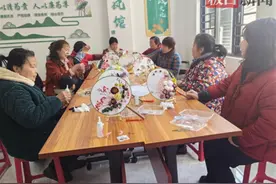 妙手生花！武汉新洲社区开展“三八”团扇DIY活动图片