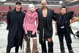 美国设计师与妻友参观故宫因奇异前卫装扮被劝离？故宫最新回应图片