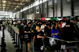 凌晨4点排长队，豪掷万元买心头好……潮玩何以迷住年轻人？图片