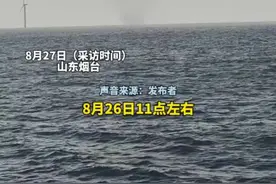 烟台海阳附近海域出现“龙吸水”，拍摄者：很壮观 大约持续了40多分钟，网友：水柱上接天下连海 场面震撼图片