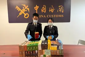 左手一箱烟右手一兜烟图片