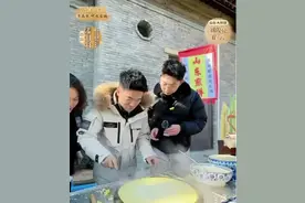 董宇辉在山东体验做煎饼，这一口“山东味儿”十足图片