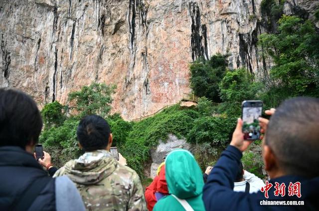 广西宁明：游人乘船争睹花山岩画