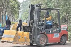 校门口百余米人行道石墩阵“霸道”图片