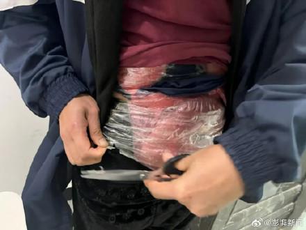 旅客身上夹藏18斤猪内脏过关被查获