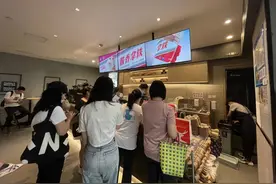 “酱香拿铁”上线！“瑞幸x茅台联名款”火了，网友：喝了还能开车吗？图片