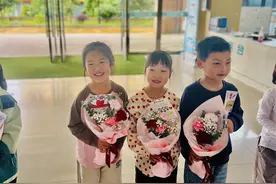 手捧鲜花和亲手制作的贺卡，孩子们走进医院送给护士阿姨图片