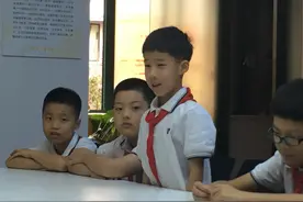 少先队员国庆假期走近劳模：“孔爷爷，少先队员都爱您”图片