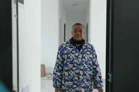 华容团洲垸村民入住新房，用自家种的菜做了第一顿饭，互相串门表达新生活祝福图片