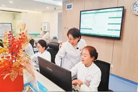 【代表委员履职故事】韩琳代表：让医疗更有温度 让服务更有内涵图片