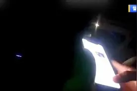 “车前有树叶！还有人在车窗外逗我玩！” 男子吃菌后高速上报警图片