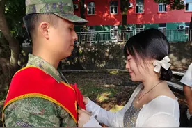 四川东坡小伙入伍前表白女友：等我穿着军装 建功军营 回来娶你！图片